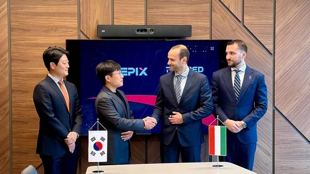 조성익(왼쪽 두번째) 텔레픽스 대표와 레벤테발로그(왼쪽 세번째) 헝가리 렘레드 대표가 HULEO 프로그램 협력 게약 체결식을 갖고 기념촬영을 하고 있다. 텔레픽스 제공.