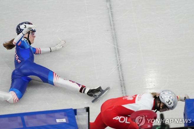 기어서 결승선 통과하는 스토더드