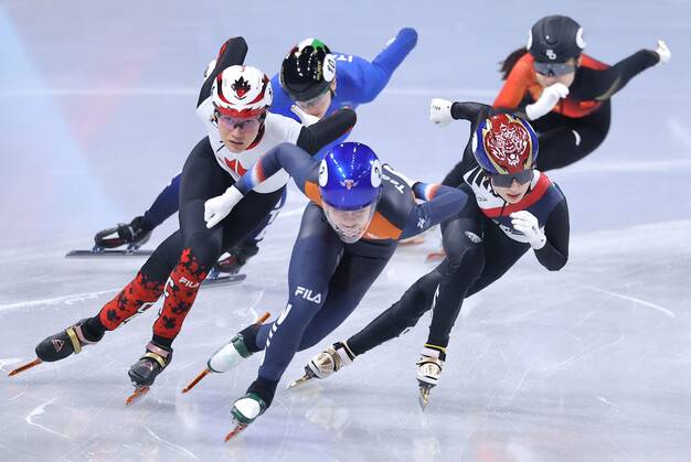 지난 16일(현지시각) 이탈리아 밀라노 아이스스케이팅 아레나에서 열린 ‘2026 밀라노·코르티나 동계올림픽’ 쇼트트랙 여자 1000m 결승에서 한국의 김길리 선수가 역주하고 있다. 연합뉴스