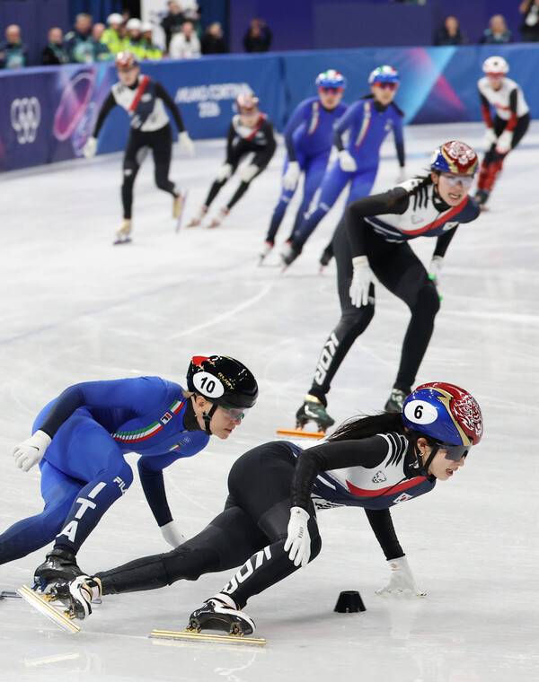 김길리가 19일(한국시각) 열린 2026 밀라노 코르티나담페초 겨울올림픽 쇼트트랙 여자 3000m 계주 결승에서 이탈리아 선수를 따돌리고 1위로 달리고 있다. 밀라노/연합뉴스