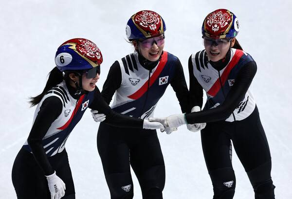 최민정 등 선수들이 19일(한국시각) 열린 2026 밀라노 코르티나담페초 겨울올림픽 계주 3000m에서 우승한 뒤 기뻐하고 있다. 밀라노/로이터 연합뉴스