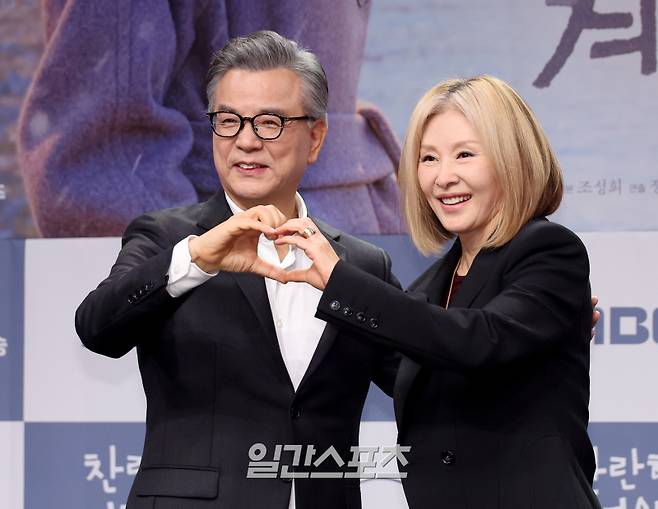 강석우와 이미숙이 19일 오후 서울 마포구 상암MBC에서 열린 MBC 새 금토드라마 ‘찬란한 너의 계절에’제작발표회에서 함께 포즈를 취하고 있다. 20일 첫 방송 예정인 '찬란한 너의 계절에'는 매일 신나는 여름방학처럼 사는 남자 찬(채종협)과 스스로를 겨울에 가둔 여자 란(이성경)이 운명처럼 만나 얼어 있던 시간을 깨우는 예측 불허 '찬란' 로맨스를 그린 작품이다. 김민규 기자 mgkim1@edaily.co.kr /2025.02.19/