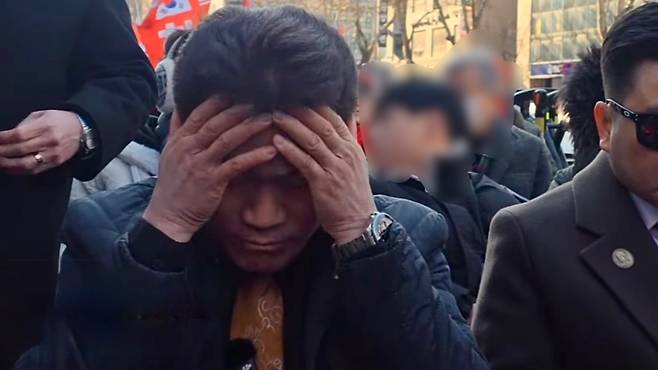 전한길 씨가 지귀연 판사의 선고문 낭독 생중계를 지켜보며 얼굴을 감싸고 있다. 이날 재판부는 윤석열 전 대통령에게 무기징역을 선고했다. (전한길TV 캡처)