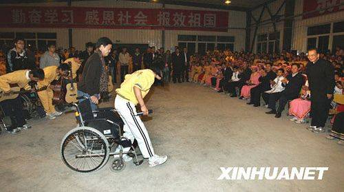 지난 2008년 11월 15일 여섯번째 원촨 대지진 현장을 찾은 원자바오(오른쪽) 당시 중국 총리가 장애 학생 연주단 지휘자와 허리를 굽혀 인사하고 있다., X캡처