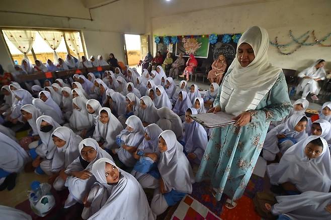 2023년 10월4일(현지시간) 파키스탄 카라치에 있는 학교에서 수업이 진행되고 있다. EPA연합뉴스