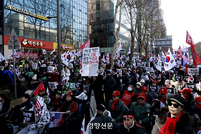 12·3 불법계엄과 관련해 내란 우두머리 혐의로 기소된 윤석열 전 대통령의 1심 선고일인 19일 서울중앙지방법원 앞에서 지지자들이 공소 기각 집회를 열고 있다. 문재원 기자