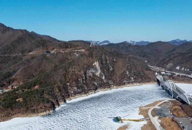 단양강 변 만학천봉 정상 만천하스카이워크 아래 깎아지른 절벽에 걸린 잔도가 아슬아슬함을 더한다.