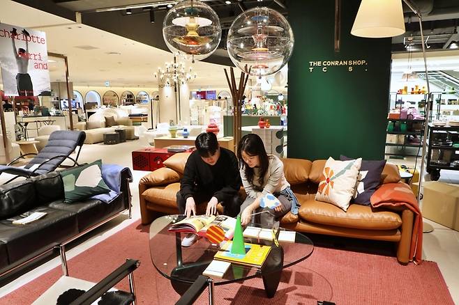 서울시 중구 소공동에 위치한 롯데백화점 본점 8층 더콘란샵에서 두 남녀가 소개 책자를 보고 있다. 롯데백화점