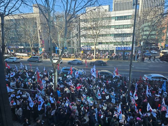 19일 오후 서울 서초구 서울중앙지법 앞에는 윤석열 전 대통령에 대한 선고 생중계를 보기 위해 보수단체가 집결했다./사진=박상혁 기자.