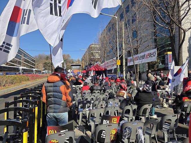 19일 오전 9시께 서울 서초구 중앙지방법원 정문 앞 모여든 윤석열 전 대통령 지지자들. 이들 중에는 전날부터 모여 밤을 새운 경우도 있다. 이영기 기자.