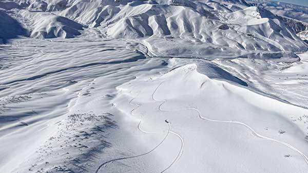 벳산 남동사면 하강 중, 저 멀리 라이초사와 캠프사이트가 보인다.