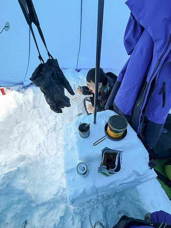 블랙다이아몬드 메가스노우 텐트로 폭풍을 견뎌냈다