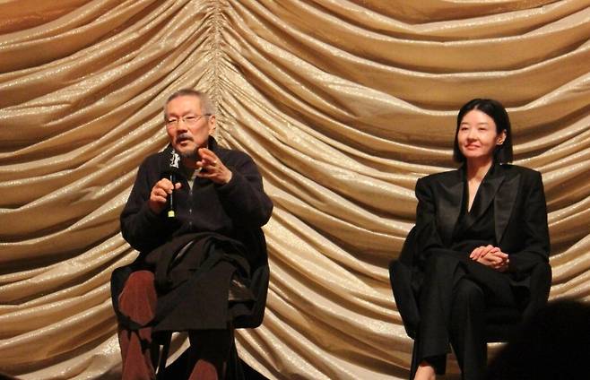 홍상수 감독이 제76회 베를린 국제영화제에서 관객과의 대화 시간을 가지고 있다. 연합뉴스