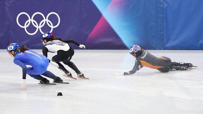 ‘위험했던 순간’ - 18일(현지시간) 이탈리아 밀라노 아이스스케이팅 아레나에서 열린 2026 밀라노·코르티나담페초 동계올림픽 쇼트트랙 여자 3000m 계주에서 최민정이 넘어지는 네덜란드 선수를 피해 질주하고 있다. 이날 한국 쇼트트랙 대표팀은 금메달을 차지했다. 2026.2.19 밀라노 연합뉴스
