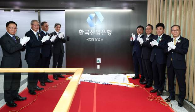 이억원(왼쪽 네번째) 금융위원장이 지난해 11월 17일 오후 서울 여의도 산업은행 국민성장펀드 사무국 앞에서 국민성장펀드의 성공을 위한 금융기관 간 업무협약식을 마친 뒤 박상진(왼쪽 다섯 번째) 산업은행 회장 및 5대 금융지주 회장과 현판식을 하고 있다. 조태형 기자