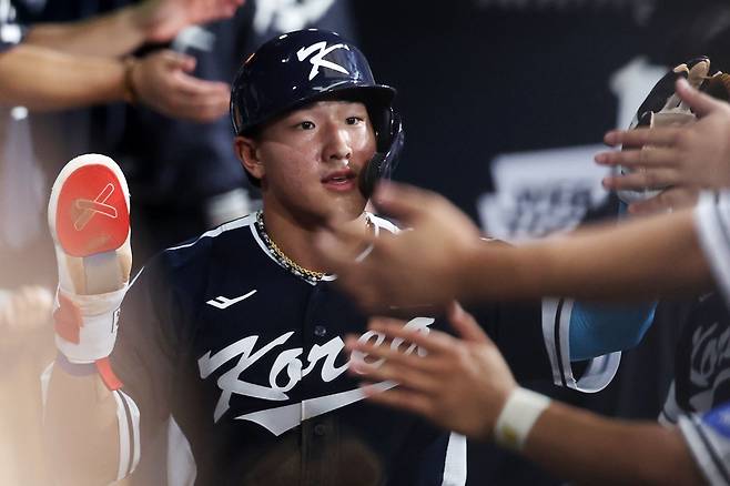 메이저리그(MLB) 공식홈페이지 MLB닷컴은 19일(한국시간) 2026 WBC에 출전하는 20개국의 키 플레이어를 선정하며 한국의 주목할 선수로 안현민을 꼽았다. MLB닷컴은 “안현민은 트라웃과 비교되며 ‘근육맨’이라는 별명을 가지고 있다”고 소개했다. 뉴시스