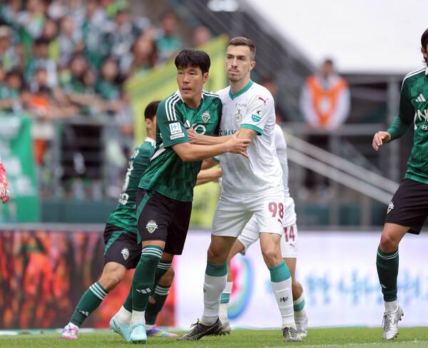 '20년 만의 부활' 슈퍼컵, 전북-대전 맞대결로 K리그 개막...사진은 전북현대 김영빈과 대전하나시티즌 안톤.(사진제공=한국프로축구연맹)