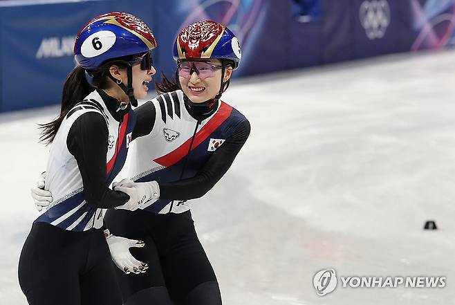 수고했어 (밀라노=연합뉴스) 신준희 기자 = 18일(현지시간) 이탈리아 밀라노 아이스스케이팅 아레나에서 열린 2026 밀라노-코르티나담페초 동계올림픽 쇼트트랙 여자 3000m 계주 결승에서 금메달을 따낸 한국 최민정(오른쪽)과 김길리가 기쁨을 나누고 있다. 2026.2.19 hama@yna.co.kr