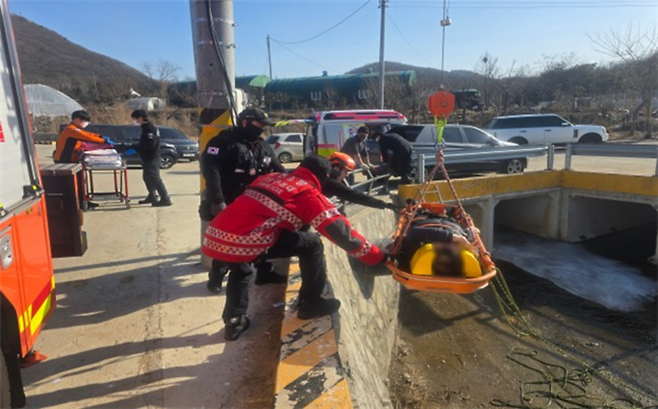 ▲ 인천 남동소방서 119구조대원들이 지난 15일 오후 남동구 장수동의 한 농수로에 추락한 자전거 운전자를 구조공작차 크레인과 들것을 이용해 지상으로 끌어올리고 있다. /사진제공=남동소방서