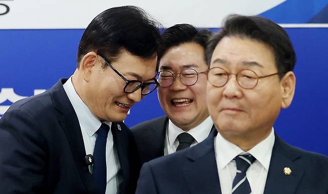 ▲ 송영길 전 더불어민주당 대표가 20일 오후 인천 남동구 더불어민주당 인천시당을 찾아 복당신청서를 제출한뒤 박찬대 의원과 대화 하고 있다. /이재민 기자 leejm@incheonilbo.com