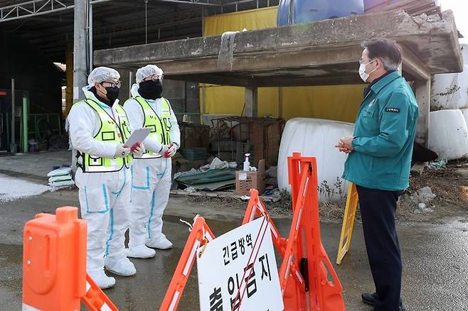 고양시 일산서구 구산동 소재 한 한우농가에서 구제역이 발생한 가운데, 이동환 고양시장(오른쪽)이 20일 해당 농가를 방문해 방역관계자들의 설명을 듣고 있다. 사진=고양시청