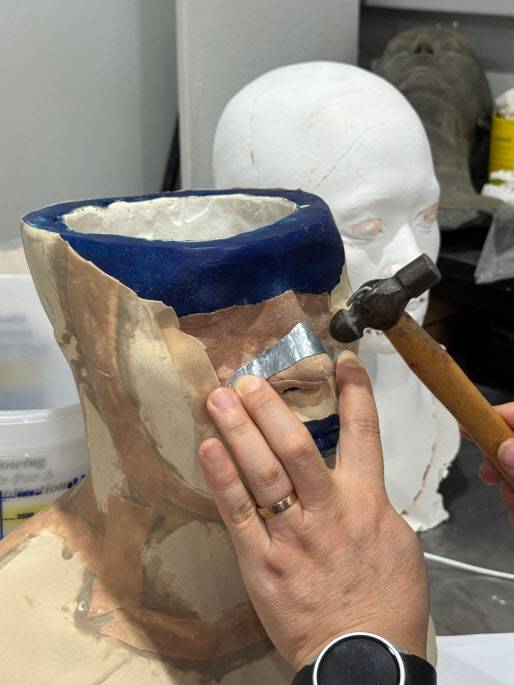 뮤지컬 ‘미세스 다웃파이어’의 마스크를 만드는 모습(사진=CELL).