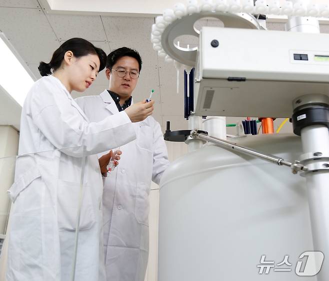 금호석유화학 중앙연구소 연구원 (사진제공 = 금호석유화학그룹)