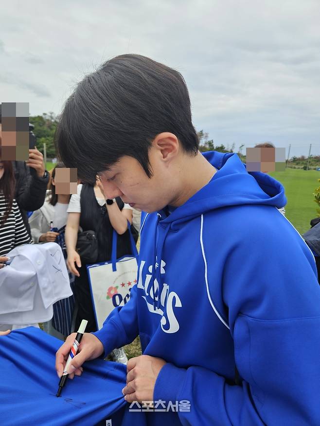 삼성 원태인이 20일 일본 오키나와 온나손 아카마 구장에서 2026 WBC 대표팀과 평가전에 앞서 팬들에게 사인하고 있다. 오키나와 | 김동영 기자 raining99@sportsseoul.com