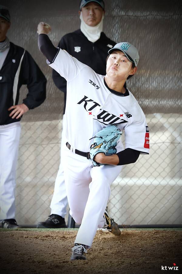 소형준(kt 위즈)이 호주에서 열린 스프링캠프에서 공을 던지고 있다. /사진=kt 위즈