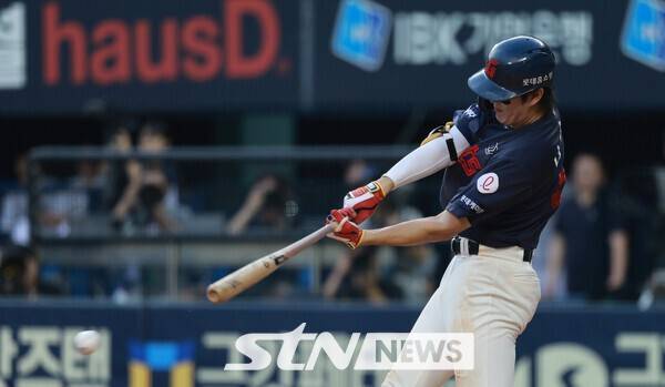 경기 중 안타 치는 롯데자이언츠 나승엽. /사진=뉴시스