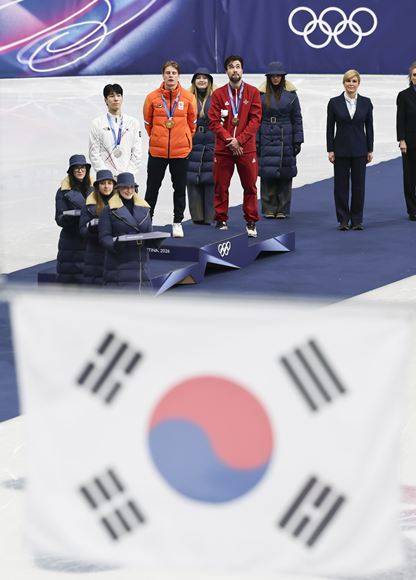 동계올림픽 쇼트트랙 시상식에서 불량 태극기가 4차례나 반복 게양된 사실이 뒤늦게 알려졌다. 사진은 지난 14일(현지시간) 이탈리아 밀라노 아이스 스케이팅 아레나에 쇼트트랙 스피드스케이팅 남자 1500m 시상식이 열리고 있는 모습. /뉴시스