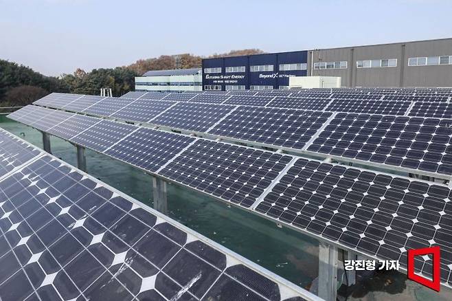20일 충남 LS일렉트릭 천안DC팩토리에 설치된 태양광패널. 강진형 기자
