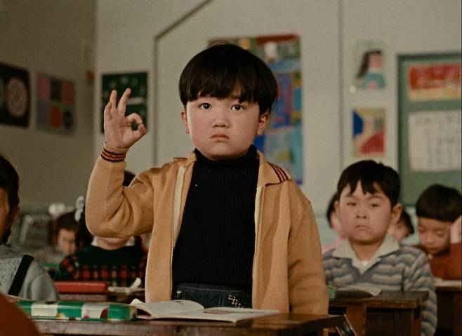 영화 '안녕하세요'에서 TV 사줄 때까지 아무 말도 하지 않겠다며 귀여운 침묵 시위를 벌이는 동생 이사무. 학교에서도 말을 안 해야 시위의 효과가 있다고 생각해서 말 대신 손가락을 표시를 합니다. 표정 보세요. 나름대로 심각하답니다. 그래서 귀엽고요./엣나인필름