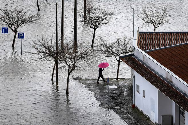 지난 13일 포르투갈 북부 코임브라 지역의 모습. 이 지역에서는 태풍으로 인한 폭우 경보로 3000여명이 대피했다./연합뉴스