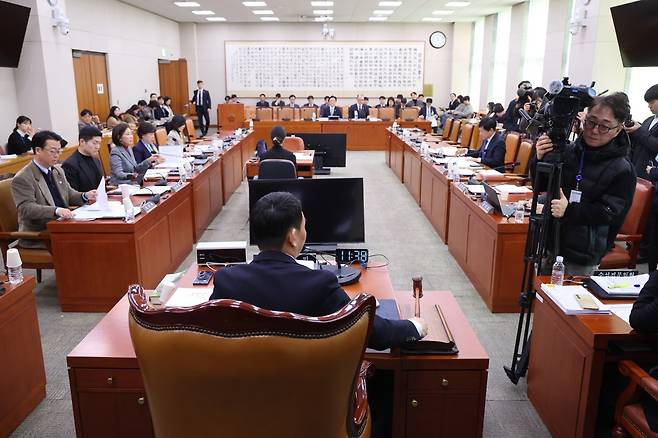 김용민 소위원장이 서울 여의도 국회에서 열린 법제사법위원회 법안심사제1소위원회에서 안건을 상정하고 있다. 2026.2.20 뉴스1