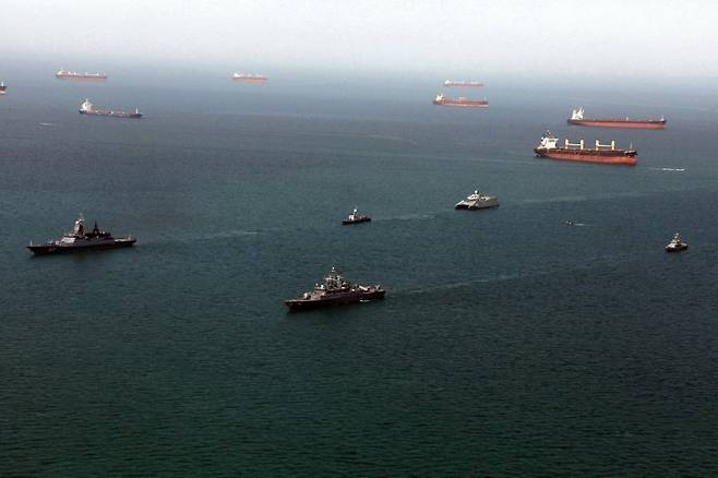 19일(현지시간) 이란 인근 오만만에서 이란군과 러시아군 함선들이 합동 훈련을 하고 있다.EPA연합뉴스