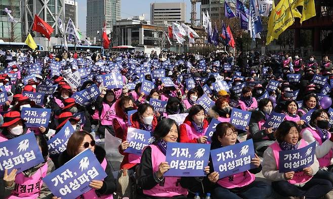 ‘2024 3.8여성파업조직위원회’ 41개단체 노동자들이 지난 2024년 3월8일 오후 서울 종로 보신각 들머리에서 파업대회를 열고 성별임금격자 해소, 돌봄 공공성 강화, 고용안정과 비정규직 철폐 등을 요구하고 있다. 김봉규 선임기자 bong9@hani.co.kr