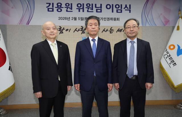 5일 오후 서울 중구 국가인권위원회에서 열린 김용원 상임위원 이임식에서 안창호 위원장, 김용원 위원, 한석훈 위원이 기념사진을 찍고 있다. 김태형 기자 xogud555@hani.co.kr