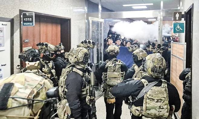 ‘내란죄 피의자’ 윤석열 대통령이 2024년 12월3일 밤 비상계엄을 선포한 가운데 4일 새벽 서울 국회의사당에서 계엄군이 국회 본청으로 진입하고 있다. 연합뉴스