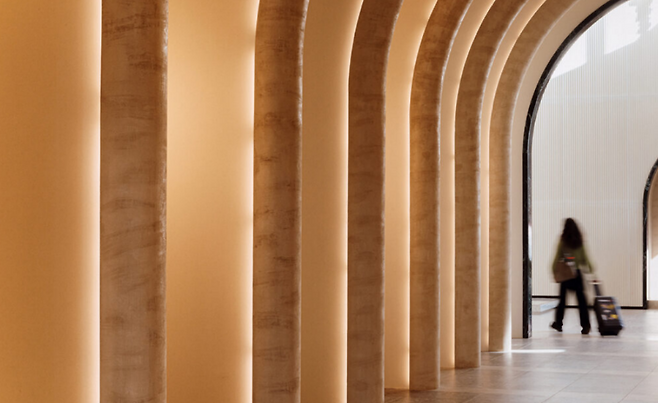 그랜드 조선 제주 힐 스위트 로비 전경. 공간 경험을 일상으로 확장하려는 호텔 전략을 보여준다. (조선호텔앤리조트 홈페이지)