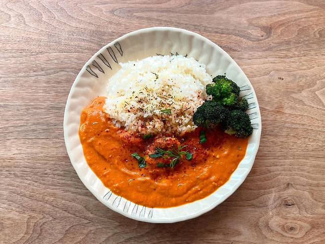 붉은 치킨 커리를 만들 때 양파는 충분히 볶아 단맛을 끌어내야 한다. 사진 김희경