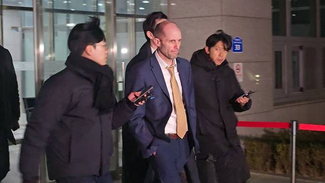 지난 6일 경찰에 출석한 해롤드 로저스 한국 쿠팡 임시대표가 국회 청문회 위증 혐의에 대한 고강도 조사를 받고 약 14시간여 만에 귀가했다. 7일 오전 3시 25분께 마포구 서울경찰청 광역수사단 청사를 나온 로저스 대표는 '위증 혐의를 인정했느냐', '국정원이 개인정보 유출범 접촉을 지시한 게 맞느냐'는 등의 질문을 받았으나 답하지 않고 자리를 떠났다. 연합뉴스