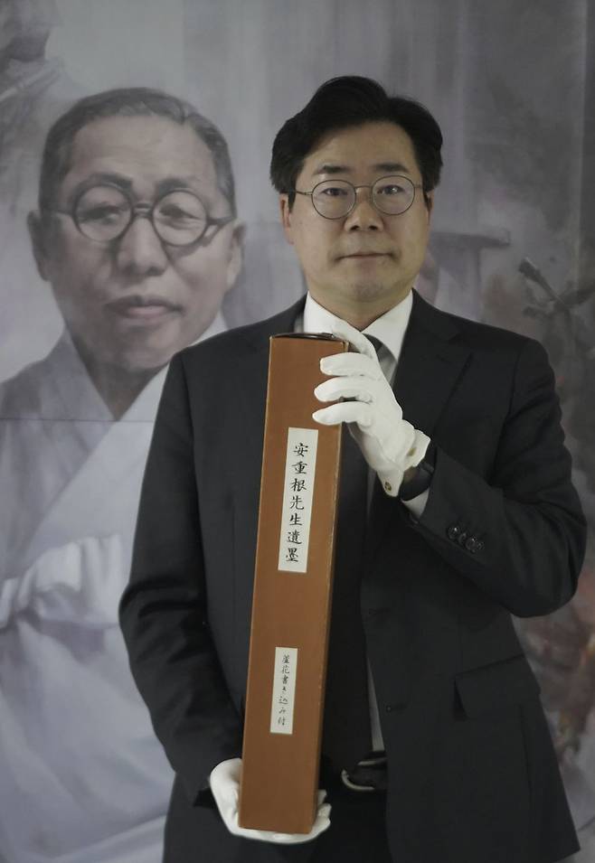안중근 의사 순국 116주기에 맞춰 이뤄진 도쿄도의 안 의사 유묵 대여에 기여한 박찬대 더불어민주당 의원이 20일 일본에서 온 안 의사 유묵을 국가보훈부에 전달했다. 사진 박찬대 의원실 제공