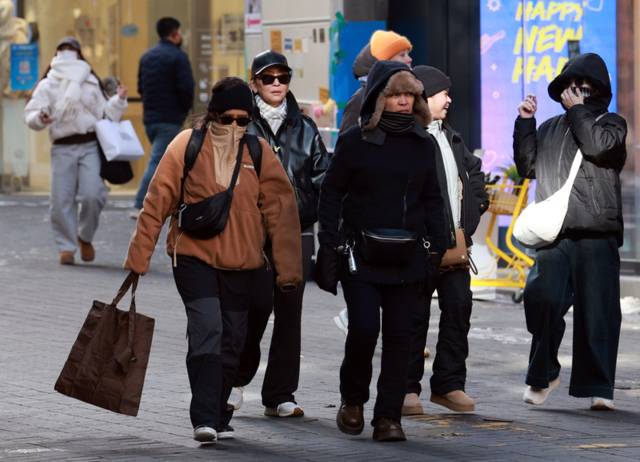 ▲ 영하 10도 안팎의 추위가 기승을 부린 지난달 25일 서울 명동에서 두꺼운 외투와 방한용품으로 중무장한 외국인 관광객들이 길을 걷고 있다. 연합뉴스