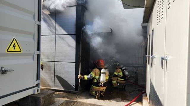 ▲ 지난 19일 오후 1시 3분쯤 태백시 문곡동 태양광발전시설 에너지저장장치(ESS)에서 난 불이 약 18시간 만에 꺼졌다. 강원도소방본부