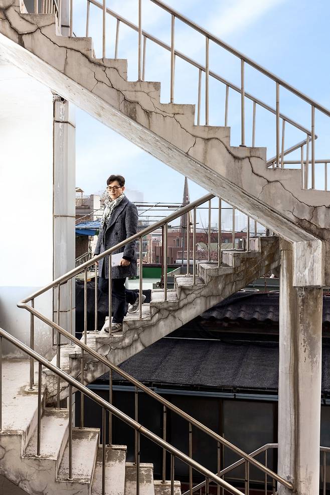 최근 영화 '휴민트'를 개봉하고 인터뷰집 <재미의 조건>을 출간한 류승완 감독. 사진=박충열