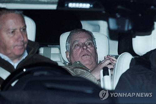 경찰서를 나서는 앤드루 마운트배튼 윈저. 로이터 연합뉴스