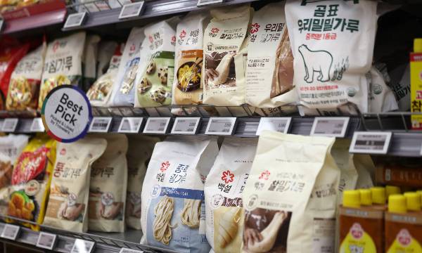 공정거래위원회가 7개 밀가루 제조 및 판매사업자들의 밀가루 담합 의혹에 대한 심의에 착수했다. 사진은 20일 서울의 한 대형마트에서 판매 중인 밀가루. /사진=뉴시스