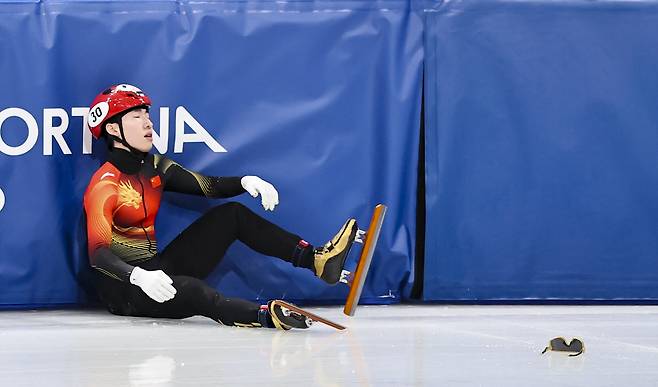 한국 출신 중국 귀화 선수 쇼트트랙 린샤오쥔(한국명 임효준)이 14일 이탈리아 밀라노 아이스 스케이팅 아레나에서 열린 2026 밀라노·코르티나담페초 동계올림픽 쇼트트랙 스피드스케이팅 남자 1500m 준준결승에서 넘어지자 아쉬워하고 있다. 밀라노=뉴시스
