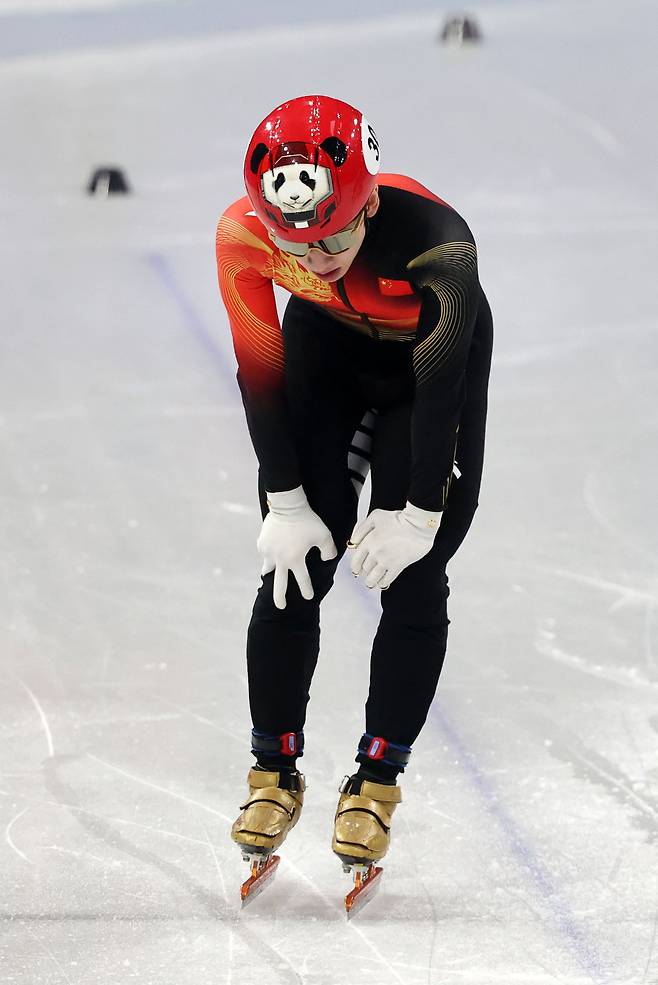 한국 출신 중국 귀화 쇼트트랙 선수 린샤오쥔(한국명 임효준)이 18일 이탈리아 밀라노 아이스 스케이팅 아레나에서 열린 2026 밀라노·코르티나담페초 동계 올림픽 쇼트트랙 남자 500m 준준결승을 마친 뒤 숨을 고르고 있다. 밀라노=뉴시스